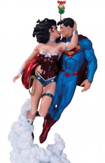 DC Comics Statue Superman & Wonder Woman Holiday Kiss 22 cm